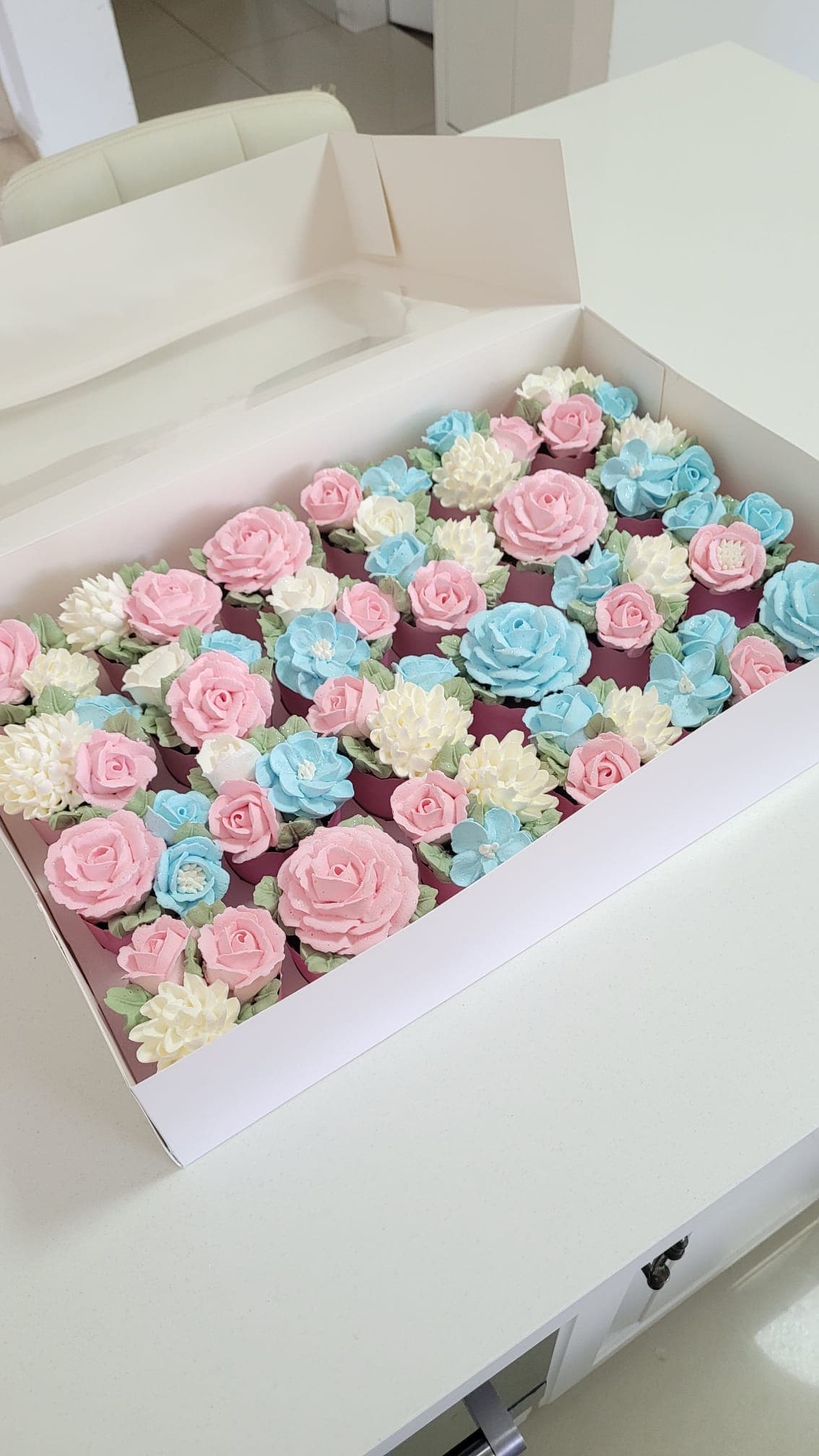 פרחים על קאפקייקס